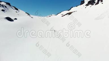 空中飞行：飞越徒步旅行者，朝<strong>雪山</strong>顶走去，滑雪观光登山<strong>雪山</strong>，阿尔卑斯山全景